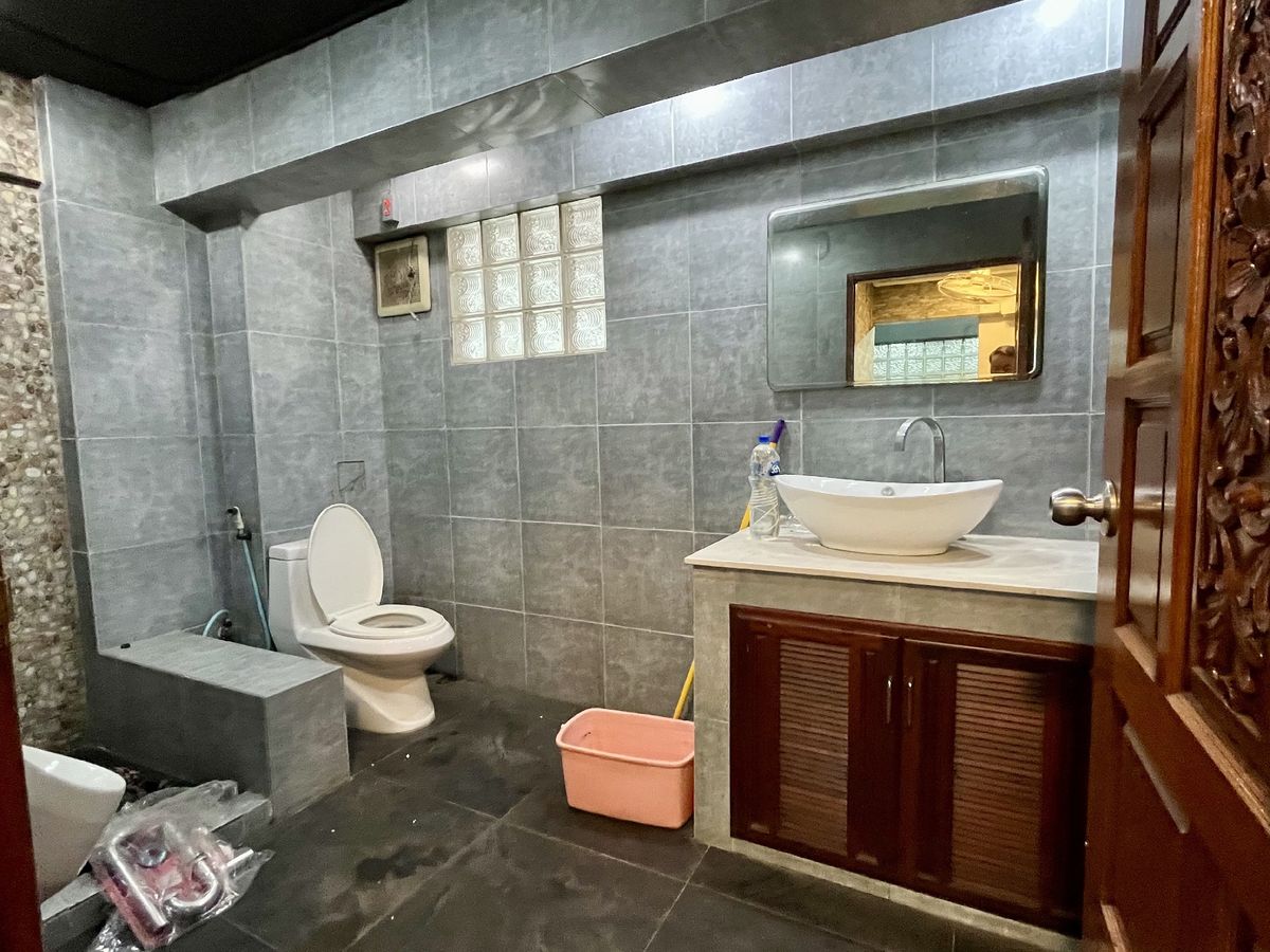 For SaleShop HousePinklao, Charansanitwong : Selling 2 booths There is an elevator near the train 150 meters. Parking 5 cars 900 sq.w. Soi Charan 83/1.