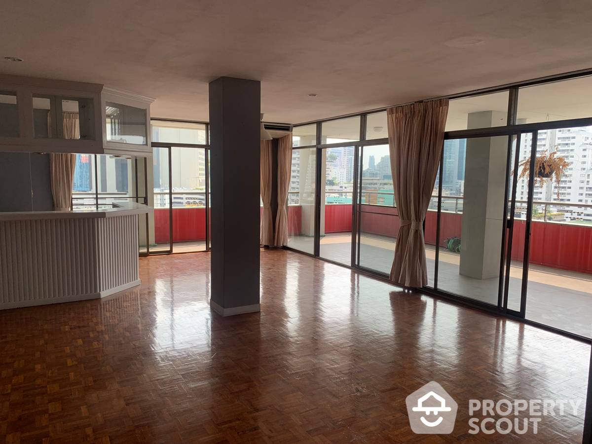 For SaleCondoNana, North Nana,Sukhumvit13, Soi Nana : 3-BR Condo at Baan Prida Condominium near BTS Nana