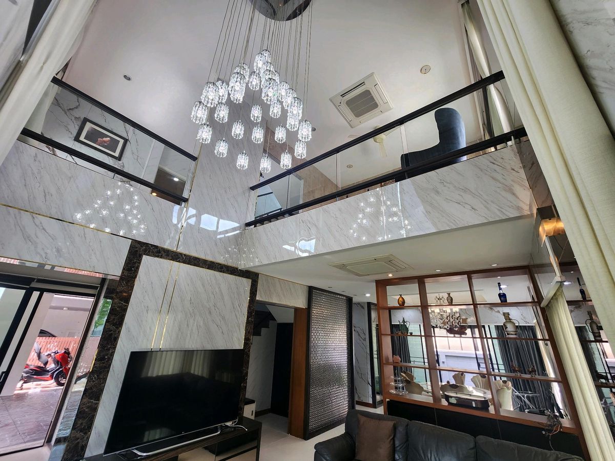 บ้านลาดกระบัง สุวรรณภูมิ : บ้านเดี่ยวหรู5นอน ใหญ่พิเศษ ให้เช่า 189,000 บาทรับโคเเจ้น0909847984 อ้อย