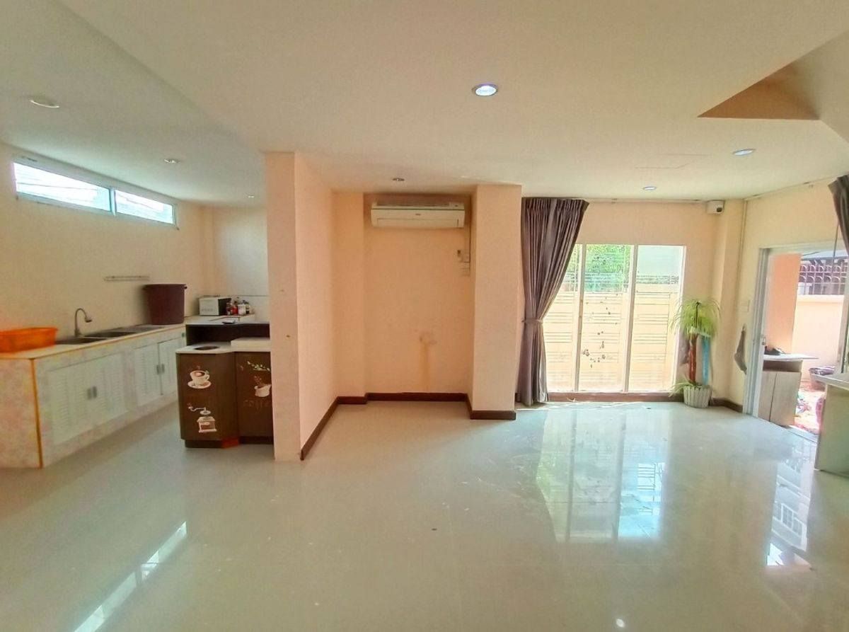 For RentTownhomeRama3 (Riverside),Satupadit : 4 -story townhome rental Villa Charoenkrung Village, Rama 3 Road, 5 Air Force There are 6 bedrooms, 4 bathrooms. Rental price 33,000 baht