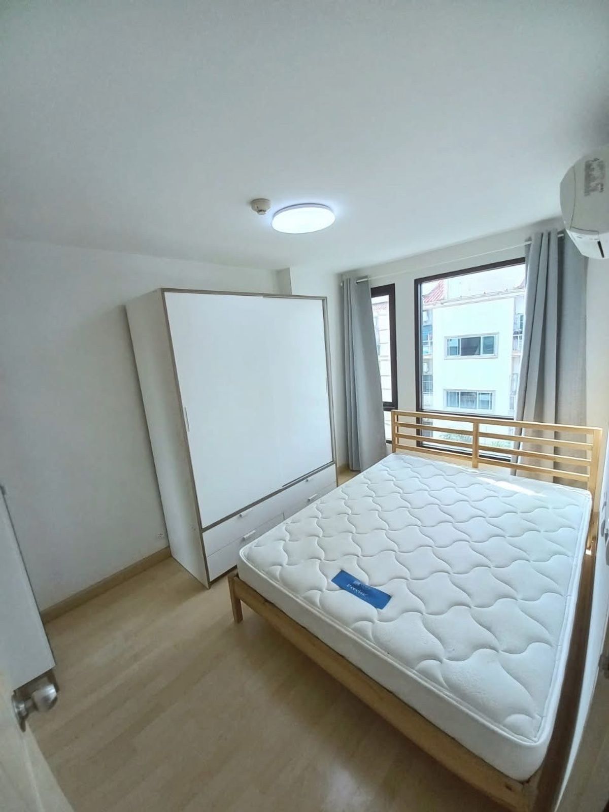 For RentCondoRamkhamhaeng, Hua Mak : LIB RAMKHAMHANG 43/1 (Lip Ramkhamhaeng 43/1) Floor: 5 Size: 27 sq.m. Price: 7,500 baht (new refrigerator, new sofa) Nearby: Orange Line