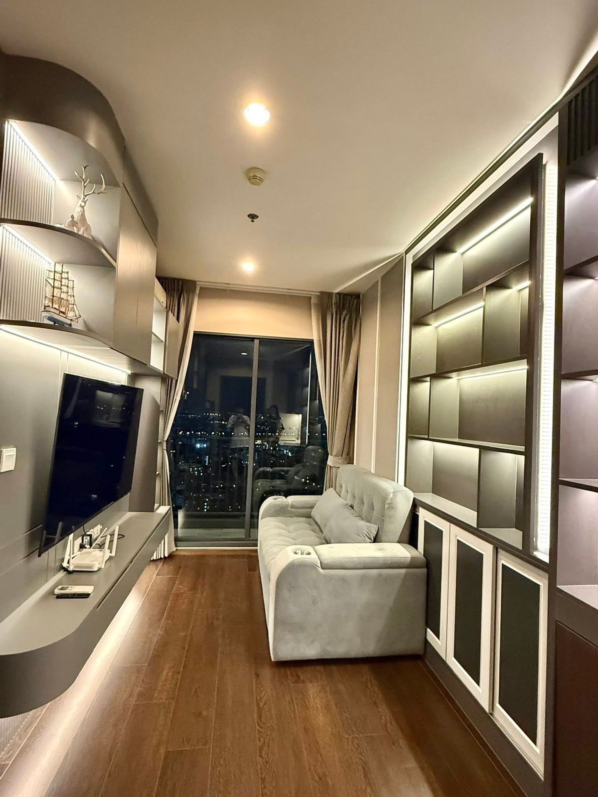 For RentCondoSukhumvit, Asoke, Thonglor : *** Condo for rent : C Ekkamai 1 Bedroom  Nice decorated Fully furnished Built-in furniture  No earthquake damage ***