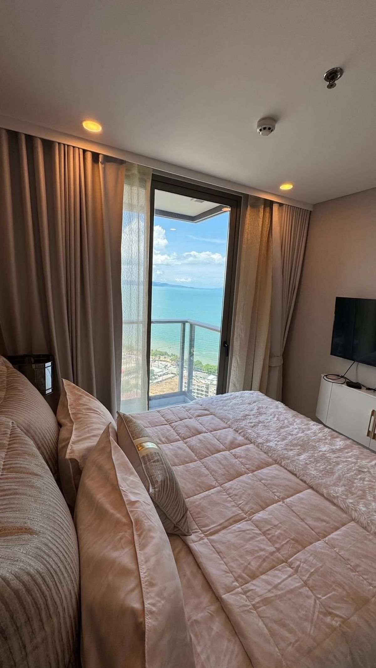 For RentCondoPattaya, Bangsaen, Chonburi : Rent 1 BED, sea view, large room, close to Copacabana Beach Jomtien