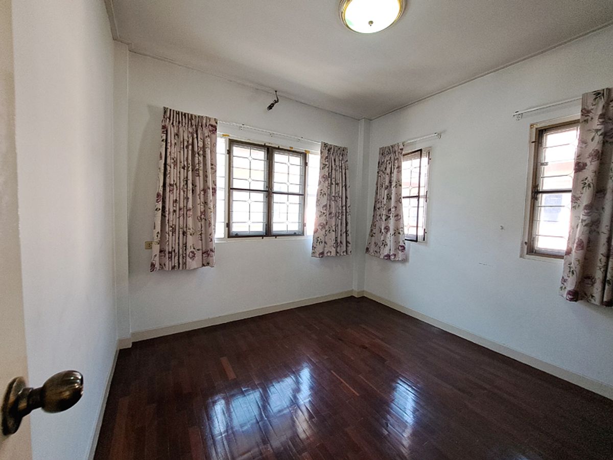 For SaleHousePinklao, Charansanitwong : House for sale 53 square wah, Panu Village, Taling Chan, Soi Asawapichet 21, superior life ... in quality society  