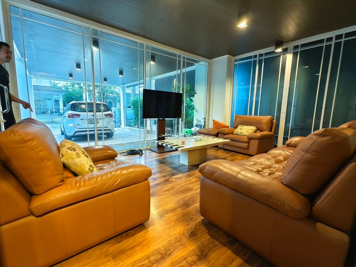 For RentHousePattanakan, Srinakarin : ⭐️❇️⭐️ House for rent, Manthana, Krungthep Kreetha 7, beautiful decoration, suitable for living Good location, convenient to travel Extensive living space 
 
