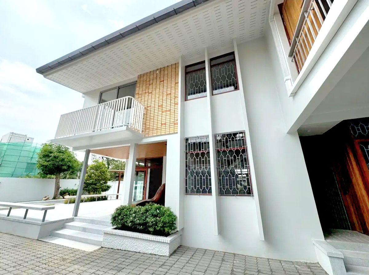 ให้เช่าบ้านสุขุมวิท อโศก ทองหล่อ : ให้เช่าบ้าน รีโนเวทใหม่ ซอยปรีดีพนมยงค์ 25 (เอกมัยซอย 10) – เพียง 750 เมตร จากถนนสุขุมวิท 71(JKTW105)​