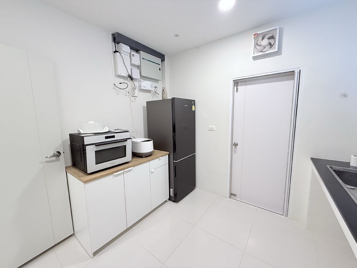 ขายบ้านบางนา แบริ่ง ลาซาล : 🔥 ขายบ้านเดี่ยว Centro บางนา หลังมุมแต่งครบ พร้อม EV Charger & Home Automation ใกล้เมกะบางนา  ขายพร้อมผู้เช่า ถึง เม.ย. 2026  ราคาดีเพียง 10 ล้าน