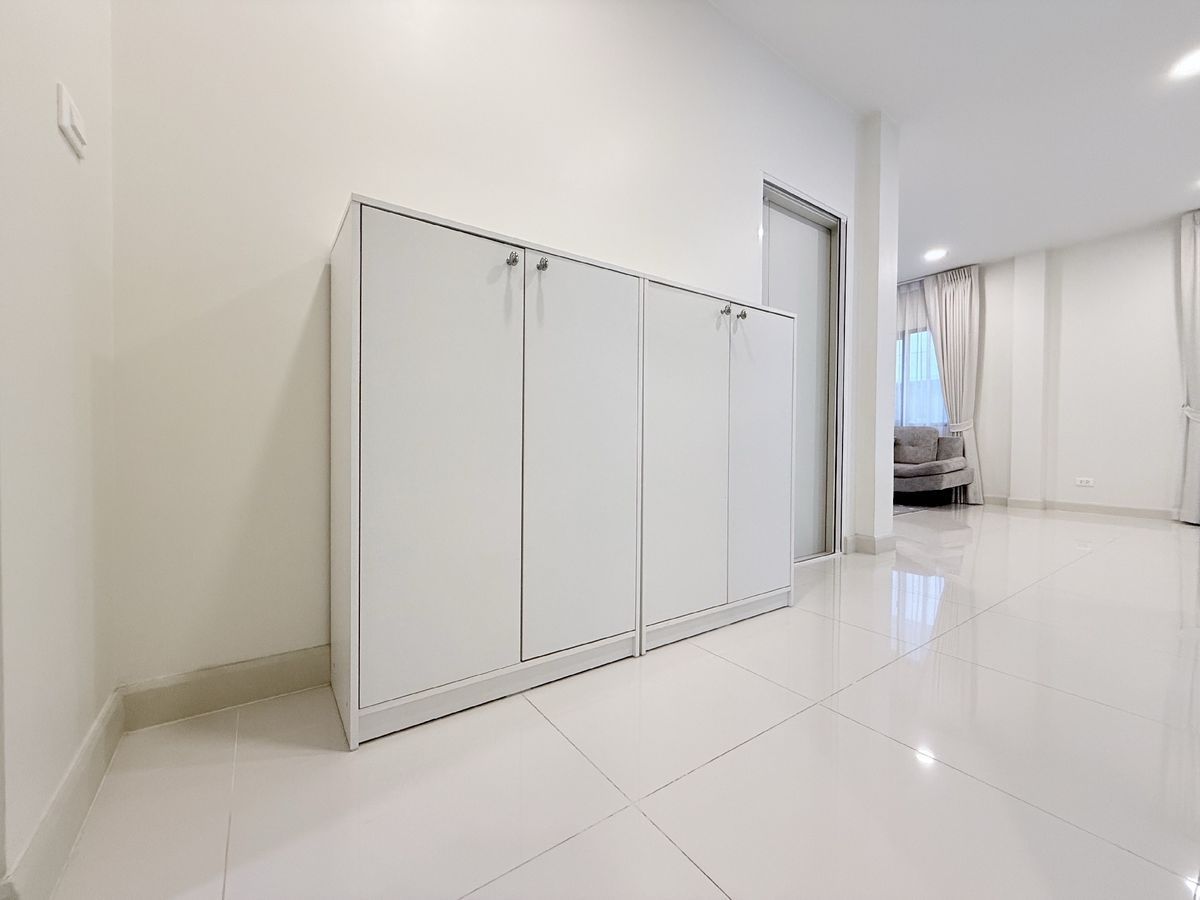 ขายบ้านบางนา แบริ่ง ลาซาล : 🔥 ขายบ้านเดี่ยว Centro บางนา หลังมุมแต่งครบ พร้อม EV Charger & Home Automation ใกล้เมกะบางนา  ขายพร้อมผู้เช่า ถึง เม.ย. 2026  ราคาดีเพียง 10 ล้าน