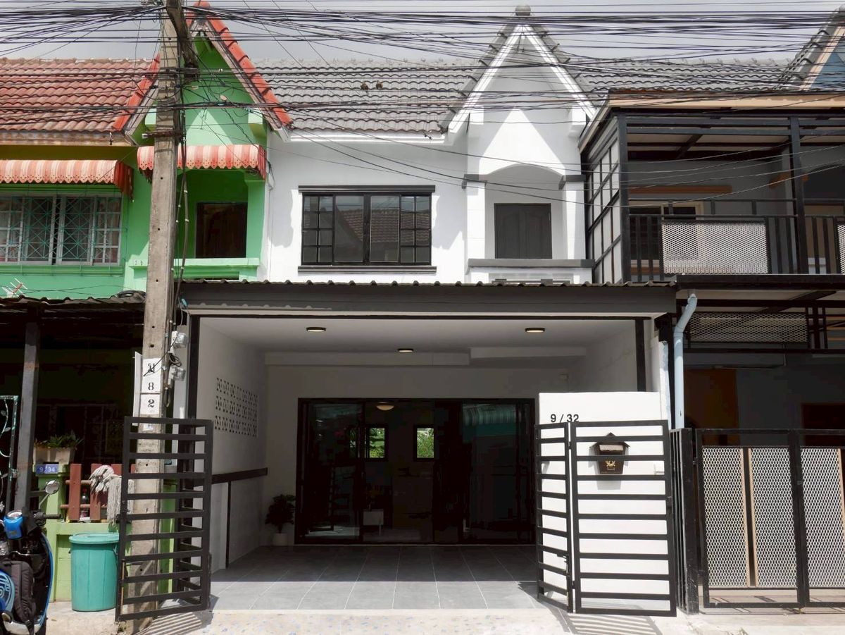 ขายทาวน์โฮมมีนบุรี-ร่มเกล้า : S2919 ขายทาวเฮ้าส์รีโนเวทใหม่ หมู่บ้านทรัพย์เจริญ ซอยเลียบวารี 29  
