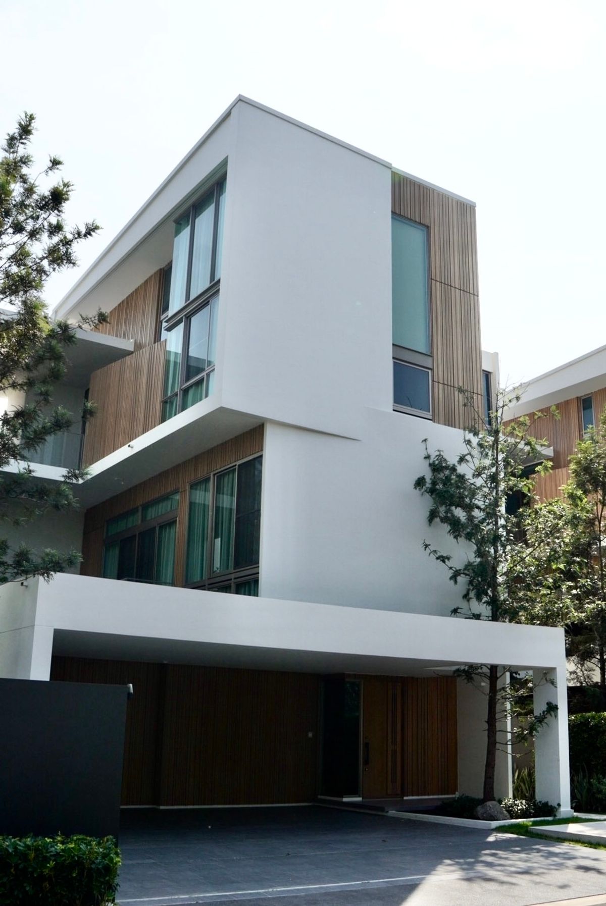 บ้านพัฒนาการ ศรีนครินทร์ : 📢 บ้านเดี่ยว 3 ชั้น ตั้งอยู่ในทำเลทองที่ผสานความสงบกับความสะดวกได้อย่างลงตัว ใกล้ทางด่วน รถไฟฟ้า และแหล่งไลฟ์สไตล์ชั้นนำ