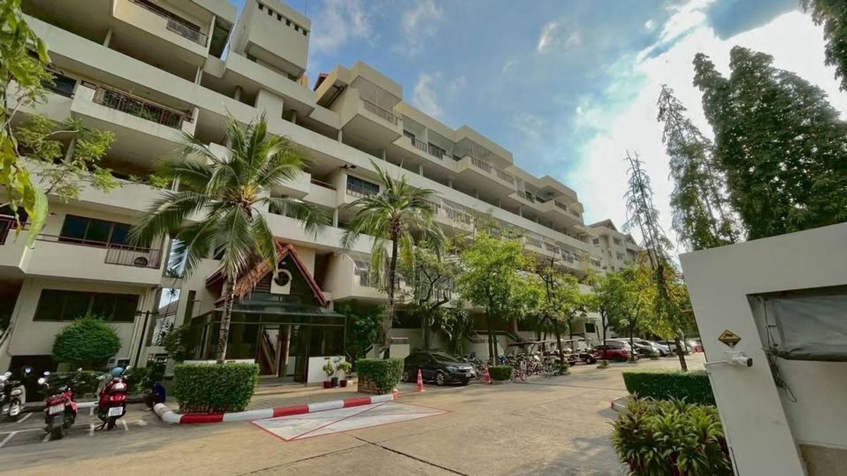 For RentCondoChaengwatana, Muangthong : Large 3 -story condo for rent - suitable for families with children studying at ISB. Size: 200 sqm.