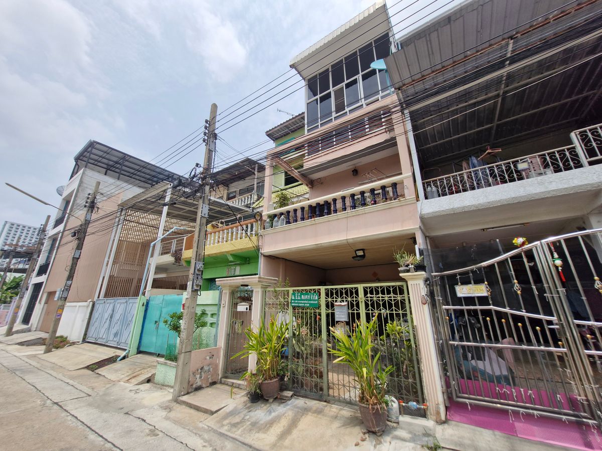 ขายทาวน์โฮมพระราม 3 สาธุประดิษฐ์ : ขายบ้าน ทาวน์เฮาส์ 4ชั้น  ราคาถูกสุดในหมู่บ้าน ถ.สาธุประดิษฐ์ พระราม3 
