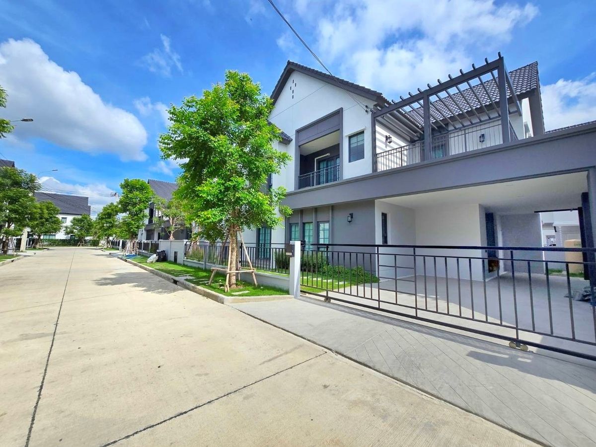 For RentHouseBangna, Bearing, Lasalle : 🏡 Rent a single house, luxury project, Centro Bangna 🎉 near Mega Bangna only 3.2 km. Furniture and complete electrical appliances. The house is free, ready to move in. ✅✅