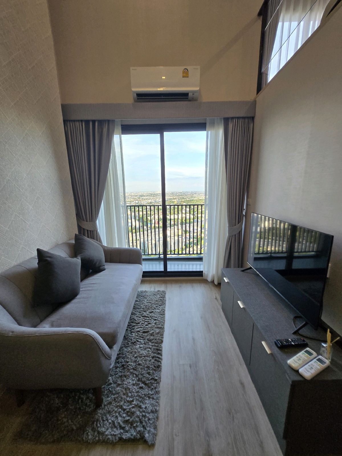 ให้เช่าคอนโดพัฒนาการ ศรีนครินทร์ : ให้เช่า the rich rama9 2bed price 25,000 bath ขนาด 45 sqm 31 floor 0958195559


