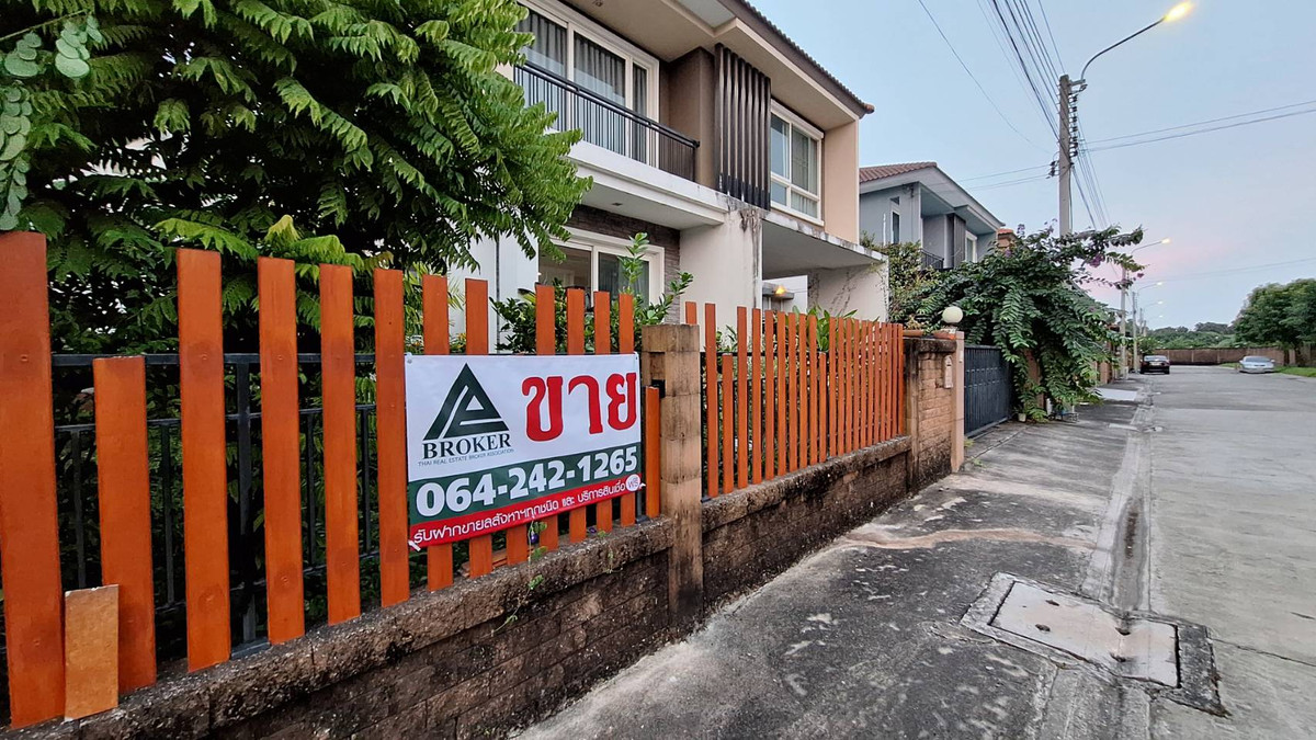 ขายบ้านพัฒนาการ ศรีนครินทร์ : ขายบ้านเดี่ยว 2 ชั้น Golden Village Onnut Pattanakarn โกลเด้น วิลเลจ อ่อนนุช  พัฒนาการ ซ.อ่อนนุช 65 สุขุมวิท 77 แปลงมุม พื้นที่ใช้สอยเยอะ ใกล้ Airport Link สถานีทับช้าง เนื้อที่ 64 ตร.ว.