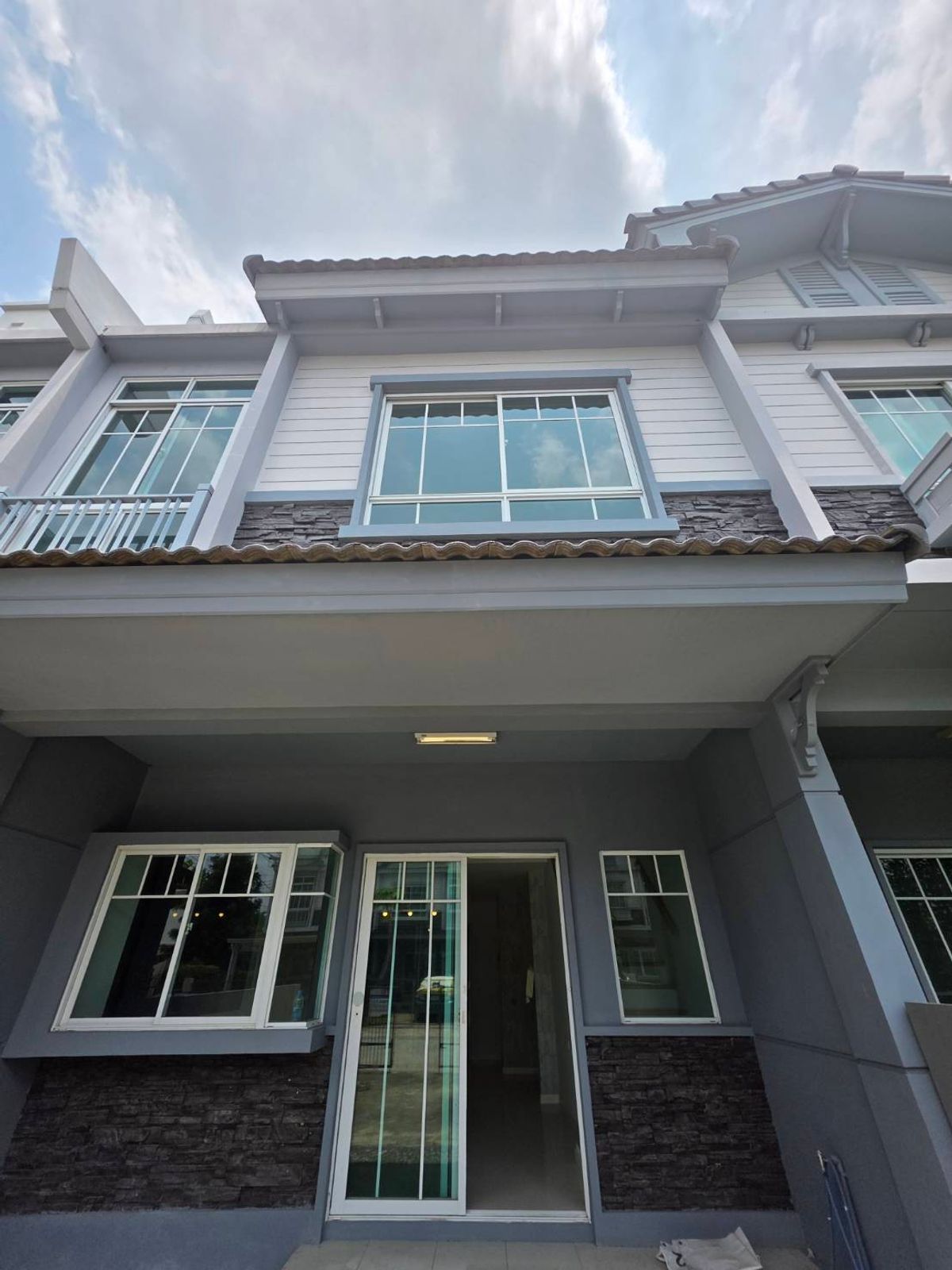 ทาวน์โฮมมีนบุรี-ร่มเกล้า : 🏡 ขาย หรือ ให้เช่าทาวน์โฮมทำเลดี Indy ศรีนครินทร์-ร่มเกล้า 🌿

