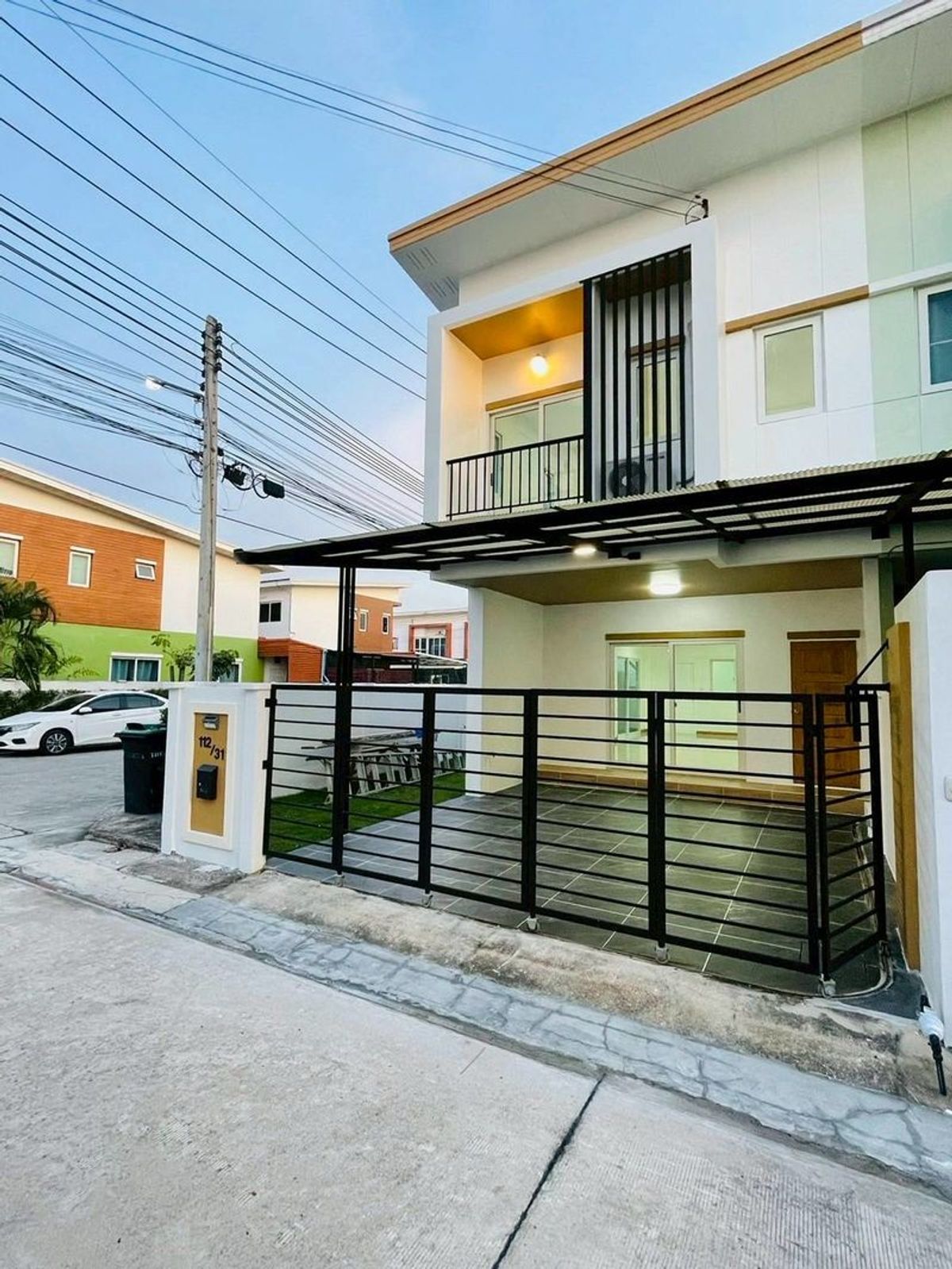 ขายทาวน์โฮมศรีราชา แหลมฉบัง บ้านบึง : ขาย ทาวน์โฮมหลังมุม บ้านรีโนเวทใหม่ มบ.เดอะไพร์ซ ศรีราชา