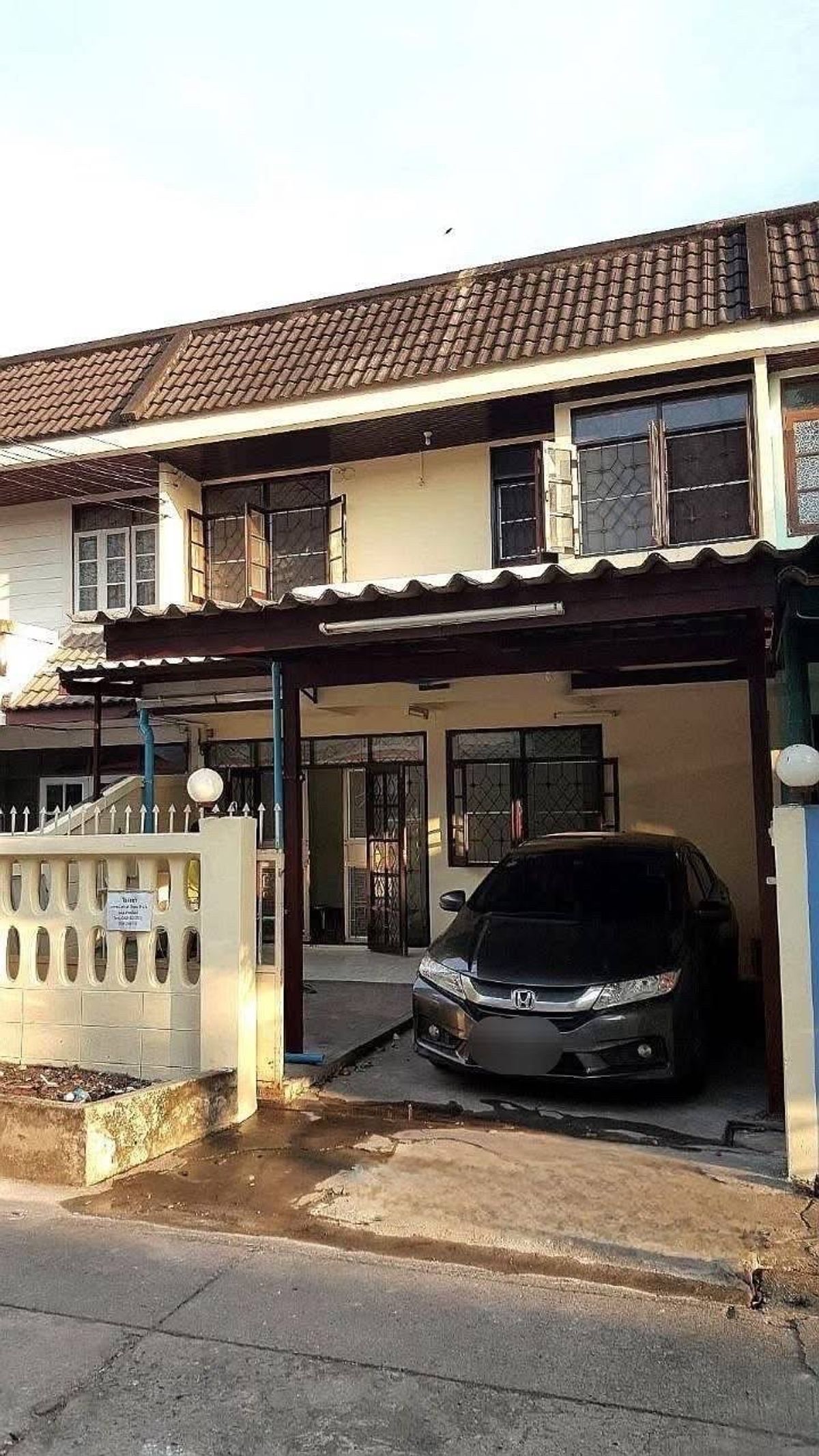 ให้เช่าทาวน์โฮมโชคชัย4 ลาดพร้าว71 : TH02-2768
ให้เช่า 🏡 ทาวน์เฮ้าส์ 2 ชั้น ทำเล📍 ลาดพร้าว80
🚩 หมู่บ้านทิพย์นคร

พื้นที่ 25 ตารางวา  
▪️3 ห้องนอน
▪️2 ห้องน้ำ 
▪️1 ที่จอดรถ

มี (แอร์ 3 ตัว, ปั๊มน้ำ-แทงค์น้ำ)

📍เดินทางสะดวก ใกล้รถไฟฟ้าสายสีเหลือง 🚝 (ลาดพร้าว 71) สามารถลัดออกได้หลายช่องทาง