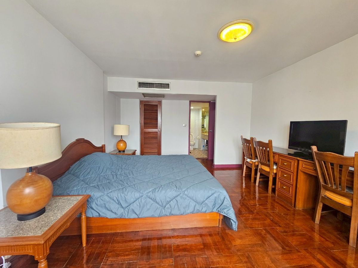 ให้เช่าคอนโดนานา : For Rent Omni Tower Nana 1 ห้องนอน 66 sqm ติดต่อ 095-530-0101(เอ็มมี่)