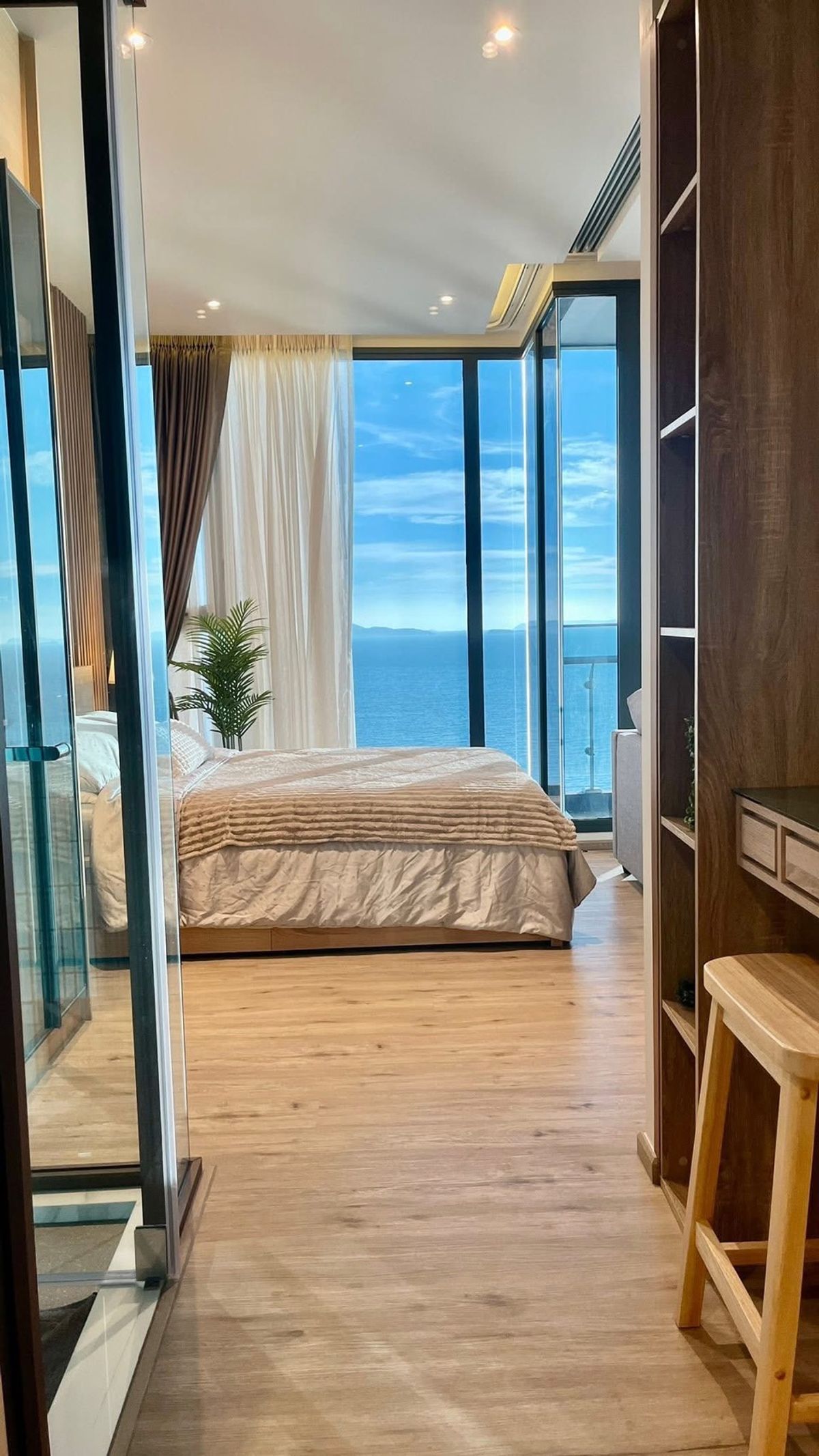 ให้เช่าคอนโดพัทยา บางแสน ชลบุรี สัตหีบ : ปล่อยเช่า ห้อง 1 bed วิวทะเล ชั้นสูง Beach front ที่ Arom Wongamat