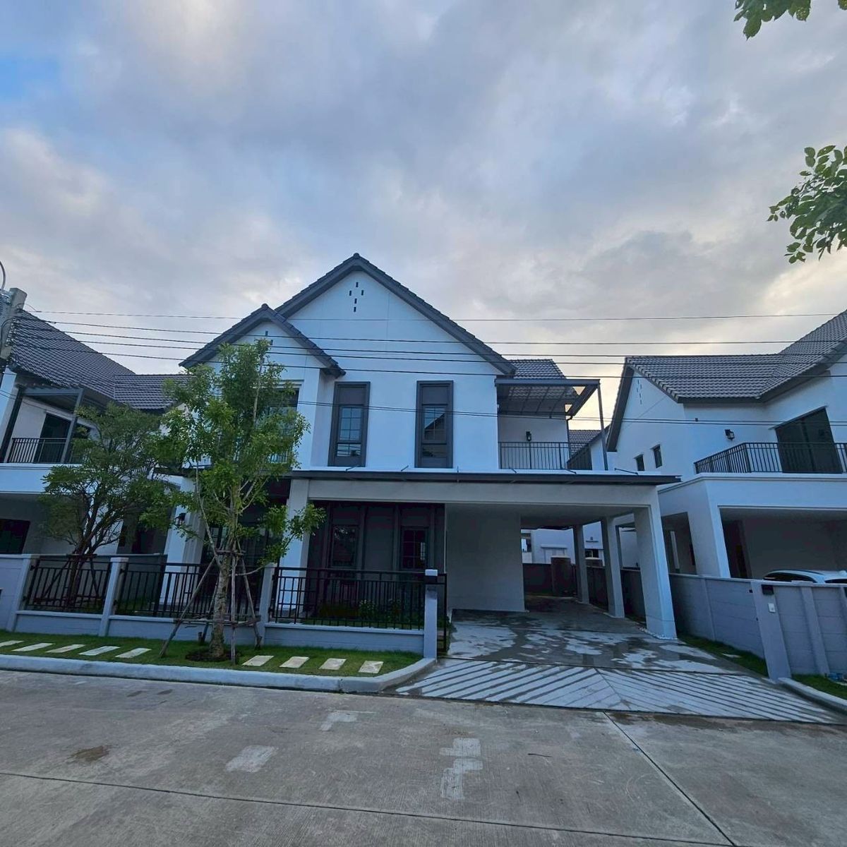 ให้เช่าบ้านบางนา แบริ่ง ลาซาล : RENT:รหัสทรัพย์H2061
🏡 Luxury House for Rent – Centro Bangna ✨
