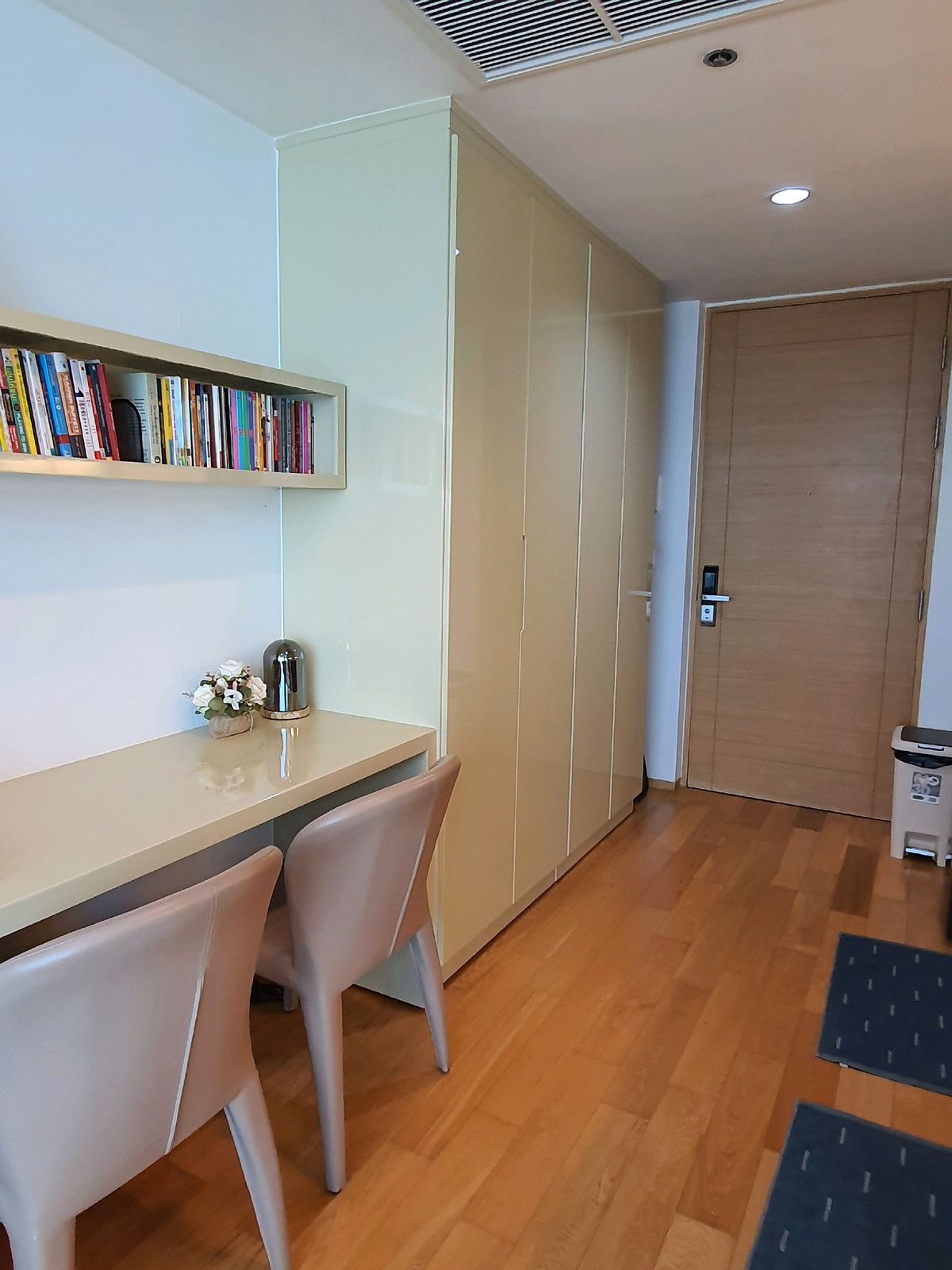 ให้เช่าคอนโดสาทร นราธิวาส : 🔥ให้เช่าด่วน🔥Condo The BREEZE Narathivas rd. ห้องสวย เฟอร์นิเจอร์ครบ พร้อมเข้าอยู่ (สำหรับเช่าระยะสั้น) ❗