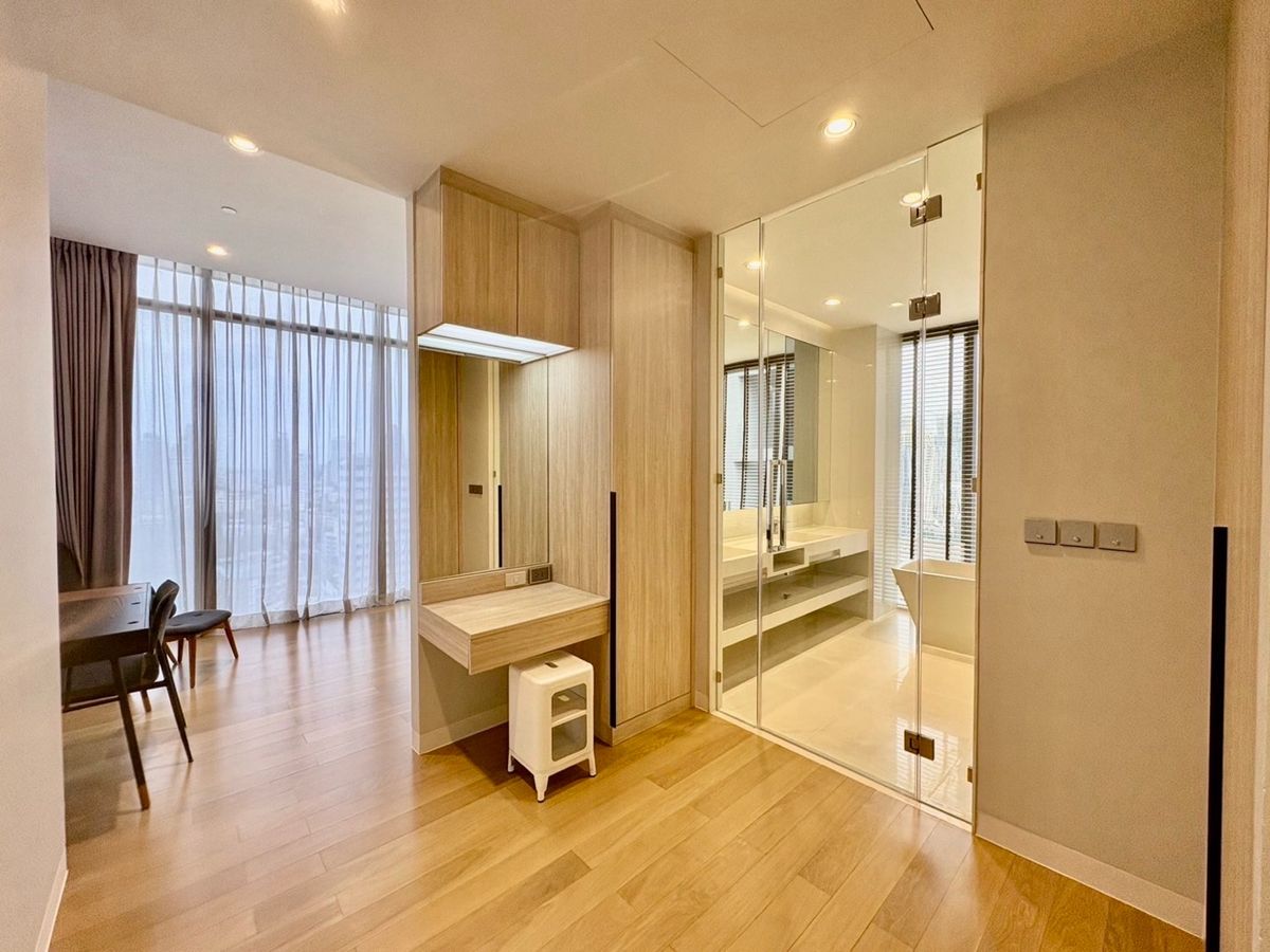 For SaleCondoSukhumvit, Asoke, Thonglor : 📢👇Sell with tenant til 16-10-26
Luxury Condo at Vittorio a top-tier residence located just steps from BTS Phromphong. Surrounded by world-class shopping malls, fine dining, and city life convenience.