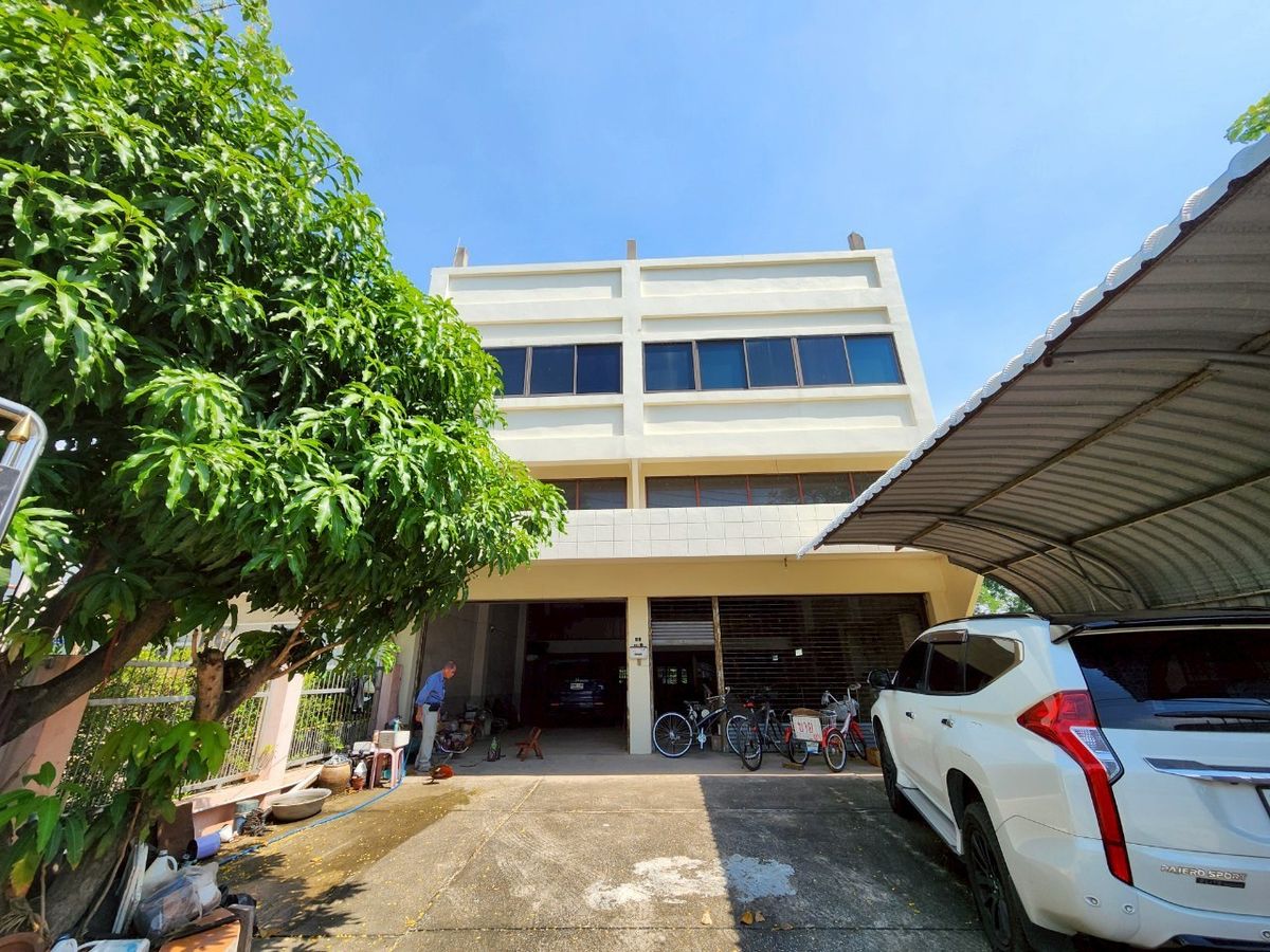 For SaleShop HousePinklao, Charansanitwong : For sale: 4-storey commercial building with vacant land, on Phra Borom Road, size 278 sq.w., with a building on 106 sq.w. of land, vacant land with no buildings, 172 sq.w.
