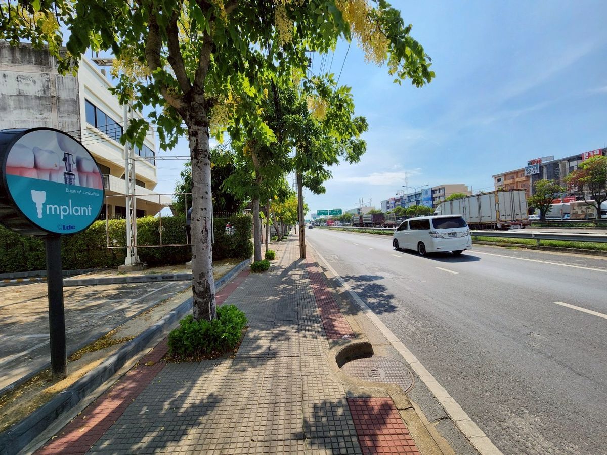 For SaleShop HousePinklao, Charansanitwong : For sale: 4-storey commercial building with vacant land, on Phra Borom Road, size 278 sq.w., with a building on 106 sq.w. of land, vacant land with no buildings, 172 sq.w.