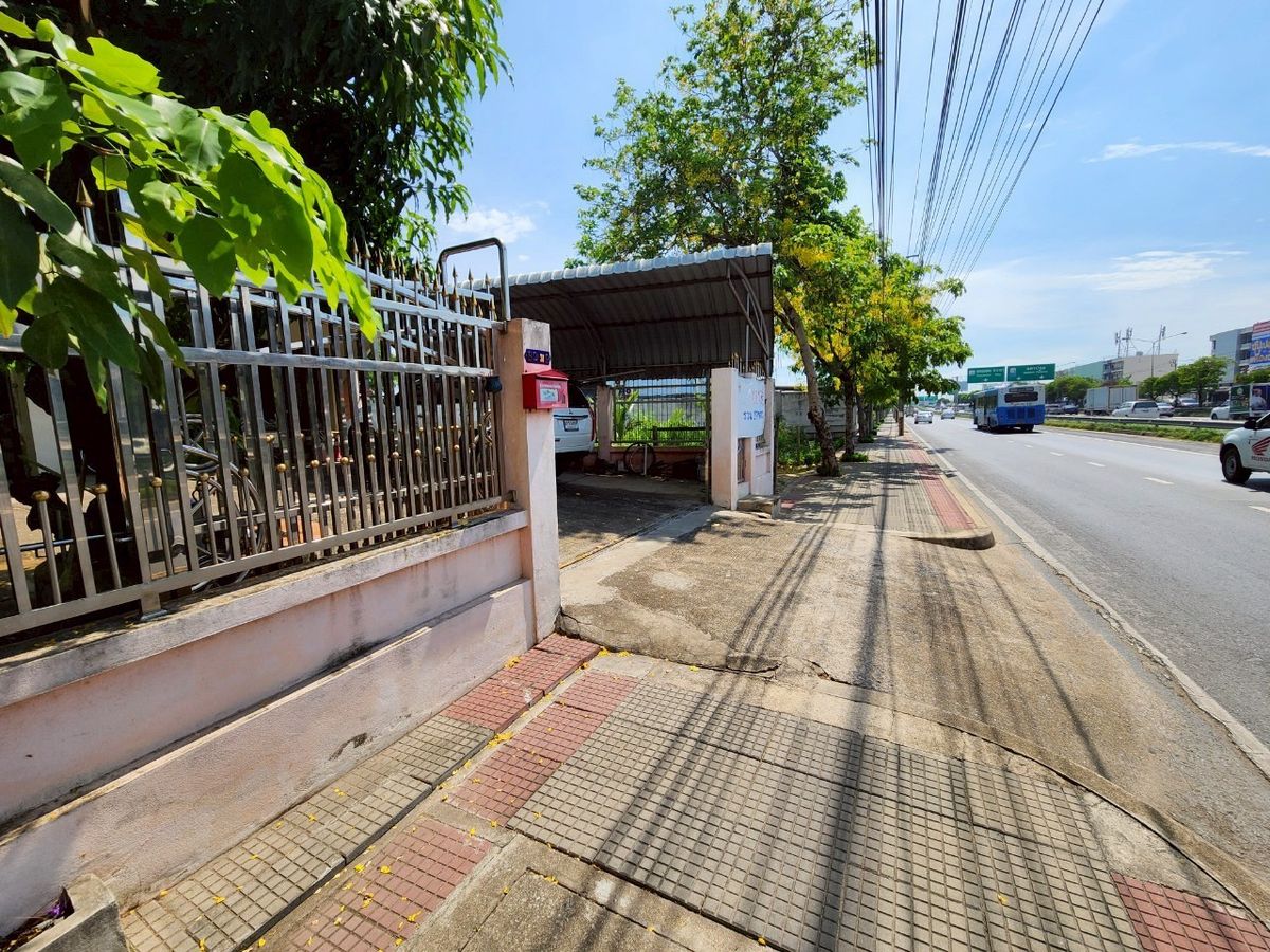 For SaleShop HousePinklao, Charansanitwong : For sale: 4-storey commercial building with vacant land, on Phra Borom Road, size 278 sq.w., with a building on 106 sq.w. of land, vacant land with no buildings, 172 sq.w.