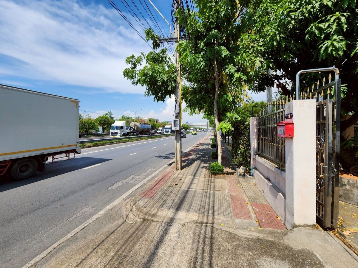 For SaleShop HousePinklao, Charansanitwong : For sale: 4-storey commercial building with vacant land, on Phra Borom Road, size 278 sq.w., with a building on 106 sq.w. of land, vacant land with no buildings, 172 sq.w.