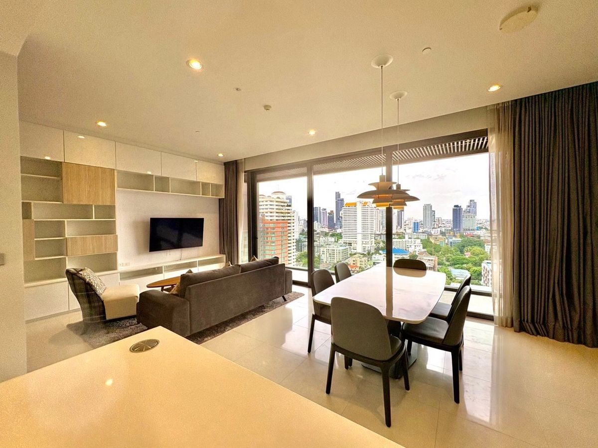 For SaleCondoSukhumvit, Asoke, Thonglor : 📢👇Sell with tenant til 16-10-26
Luxury Condo at Vittorio a top-tier residence located just steps from BTS Phromphong. Surrounded by world-class shopping malls, fine dining, and city life convenience.