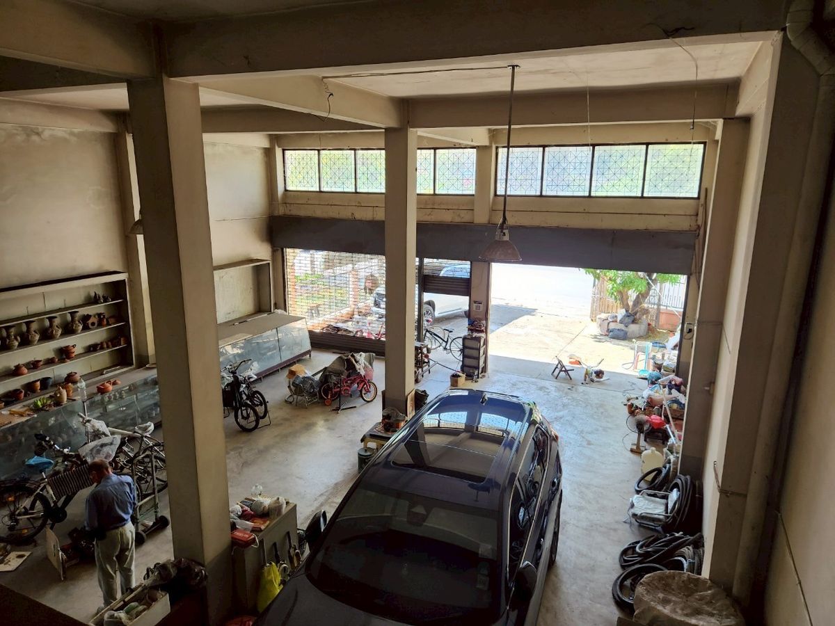 For SaleShop HousePinklao, Charansanitwong : For sale: 4-storey commercial building with vacant land, on Phra Borom Road, size 278 sq.w., with a building on 106 sq.w. of land, vacant land with no buildings, 172 sq.w.