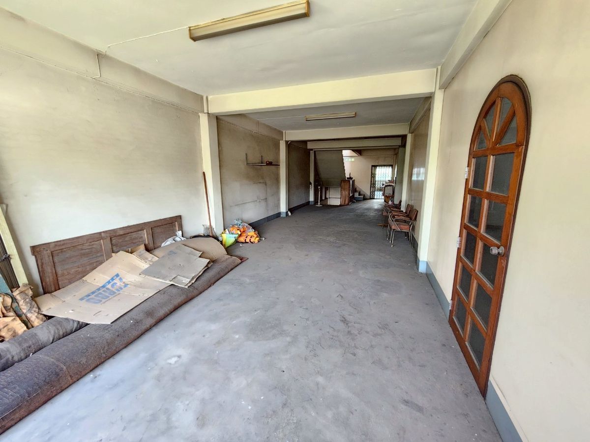 For SaleShop HousePinklao, Charansanitwong : For sale: 4-storey commercial building with vacant land, on Phra Borom Road, size 278 sq.w., with a building on 106 sq.w. of land, vacant land with no buildings, 172 sq.w.