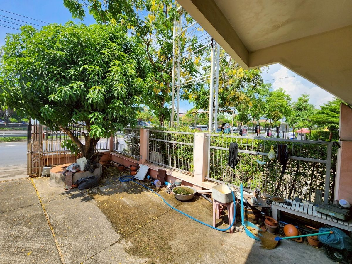 For SaleShop HousePinklao, Charansanitwong : For sale: 4-storey commercial building with vacant land, on Phra Borom Road, size 278 sq.w., with a building on 106 sq.w. of land, vacant land with no buildings, 172 sq.w.