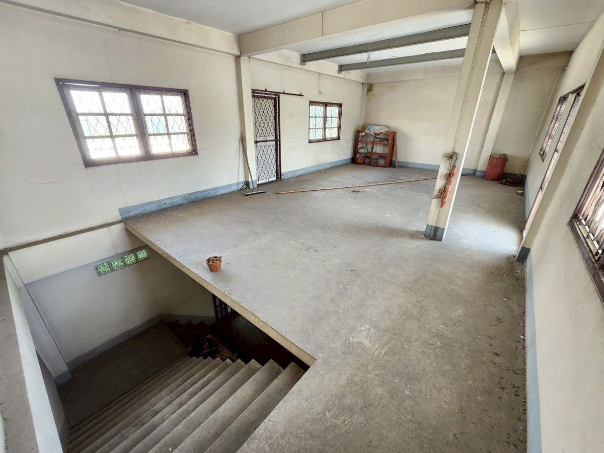 For SaleShop HousePinklao, Charansanitwong : For sale: 4-storey commercial building with vacant land, on Phra Borom Road, size 278 sq.w., with a building on 106 sq.w. of land, vacant land with no buildings, 172 sq.w.