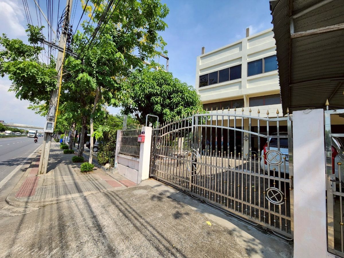 For SaleShop HousePinklao, Charansanitwong : For sale: 4-storey commercial building with vacant land, on Phra Borom Road, size 278 sq.w., with a building on 106 sq.w. of land, vacant land with no buildings, 172 sq.w.