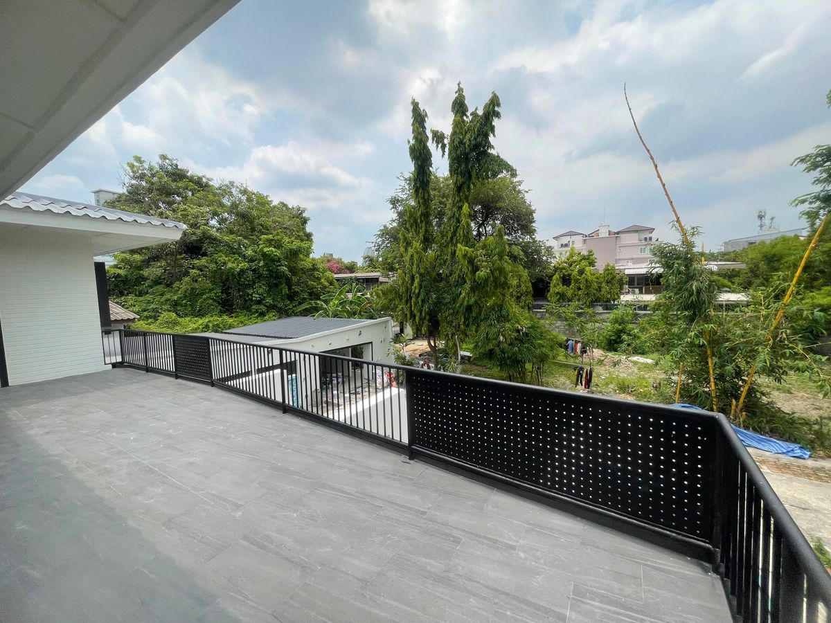 ให้เช่าบ้านอารีย์ อนุสาวรีย์ : House for rent huge area 30parking📍living or business140,000 1rai🏠ให้เช่าบ้านเดี่ยว จอดรถ30คัน😍*กลางเมือง*😍140,000/เดือน  รีโนเวทใหม่🔨(ยังไม่เรียบร้อย เข้าอยู่ได้ กรกฎาคม) ☘️ที่ดิน 1 ไร่(30 parking)เปิดคาเฟ่ได้ อยู่อาศัยได้ ทำธุรกิจได้