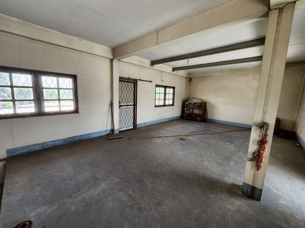 For SaleShop HousePinklao, Charansanitwong : For sale: 4-storey commercial building with vacant land, on Phra Borom Road, size 278 sq.w., with a building on 106 sq.w. of land, vacant land with no buildings, 172 sq.w.