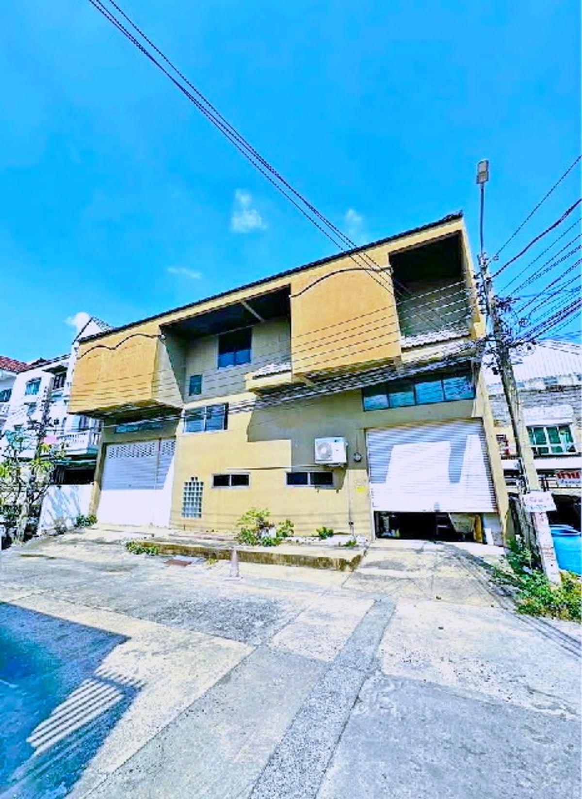 ให้เช่าอาคารพาณิชย์เกษตร นวมินทร์ ลาดปลาเค้า : ซ.ลาดพร้าววังหิน 4-12 MRT โชคชัย4 1.2 กม.ให้เช่าอาคารพาณิชย์ 2 ชั้น 2คูหาตีทะลุกัน 55ตร.วา.455 ตร.ม. 4นอน 2น้ำ ม.ราชภัฏจันทรเกษม 2.2 กม.
