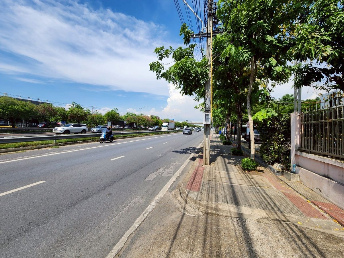 For SaleShop HousePinklao, Charansanitwong : For sale: 4-storey commercial building with vacant land, on Phra Borom Road, size 278 sq.w., with a building on 106 sq.w. of land, vacant land with no buildings, 172 sq.w.