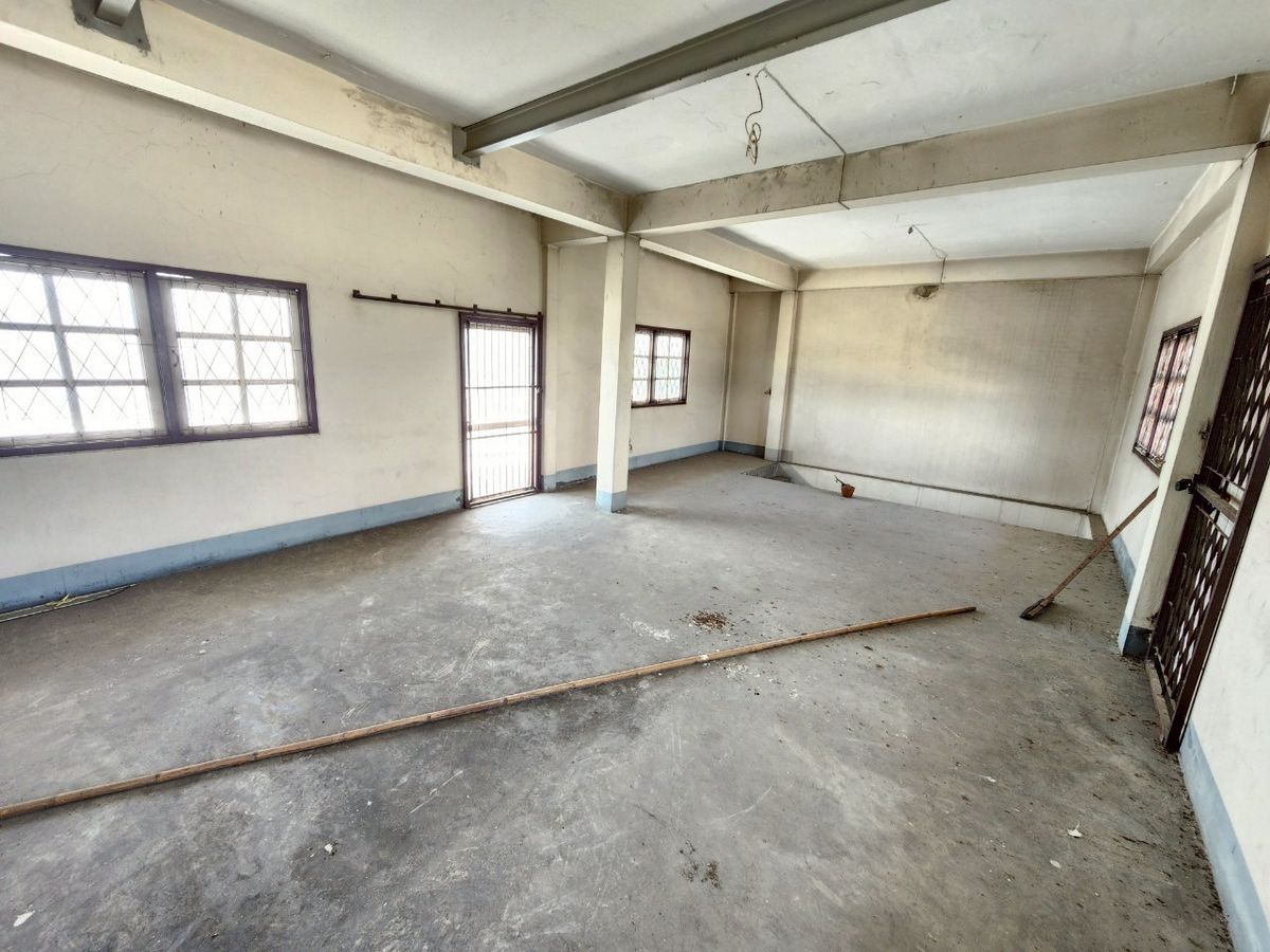 For SaleShop HousePinklao, Charansanitwong : For sale: 4-storey commercial building with vacant land, on Phra Borom Road, size 278 sq.w., with a building on 106 sq.w. of land, vacant land with no buildings, 172 sq.w.