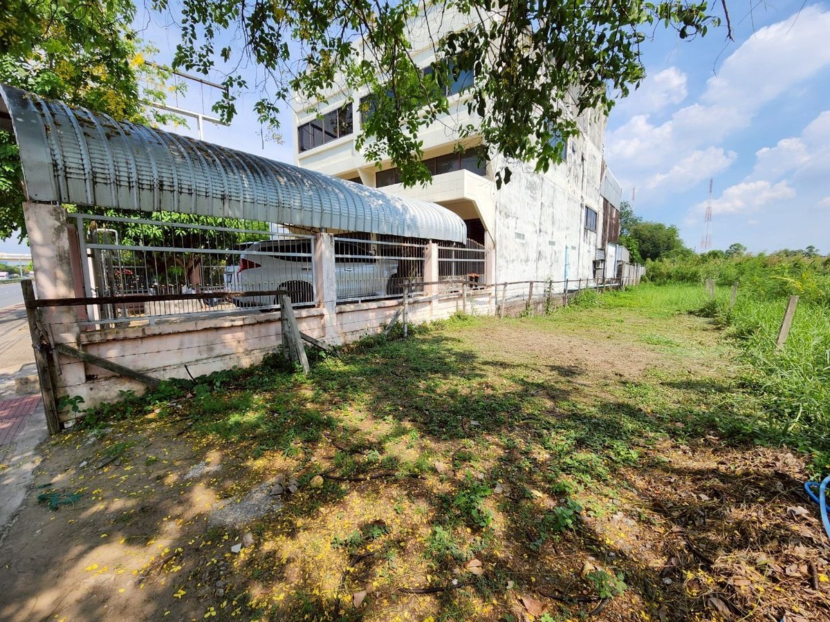 For SaleShop HousePinklao, Charansanitwong : For sale: 4-storey commercial building with vacant land, on Phra Borom Road, size 278 sq.w., with a building on 106 sq.w. of land, vacant land with no buildings, 172 sq.w.