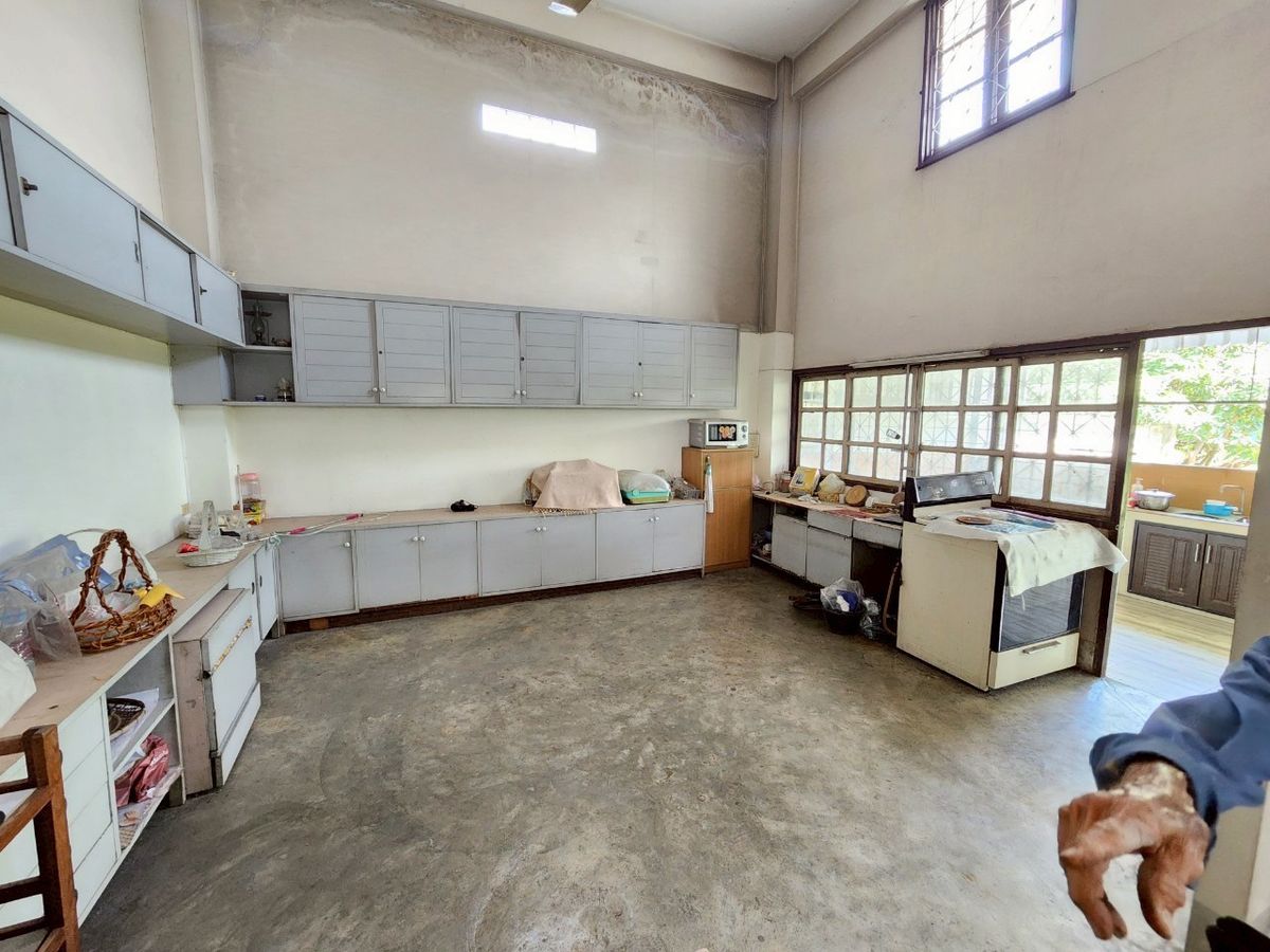 For SaleShop HousePinklao, Charansanitwong : For sale: 4-storey commercial building with vacant land, on Phra Borom Road, size 278 sq.w., with a building on 106 sq.w. of land, vacant land with no buildings, 172 sq.w.