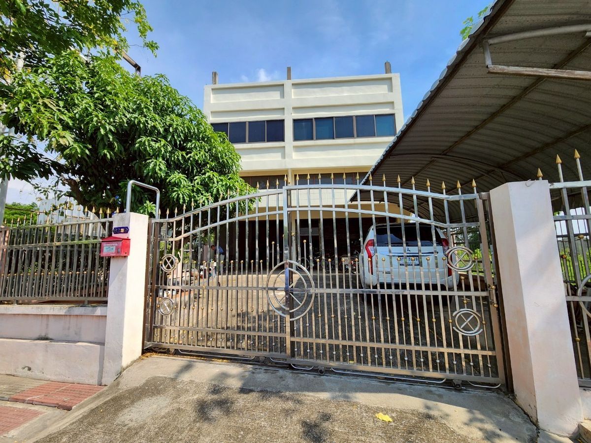 For SaleShop HousePinklao, Charansanitwong : For sale: 4-storey commercial building with vacant land, on Phra Borom Road, size 278 sq.w., with a building on 106 sq.w. of land, vacant land with no buildings, 172 sq.w.