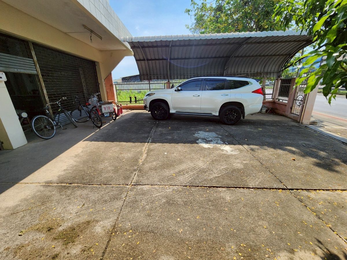 For SaleShop HousePinklao, Charansanitwong : For sale: 4-storey commercial building with vacant land, on Phra Borom Road, size 278 sq.w., with a building on 106 sq.w. of land, vacant land with no buildings, 172 sq.w.