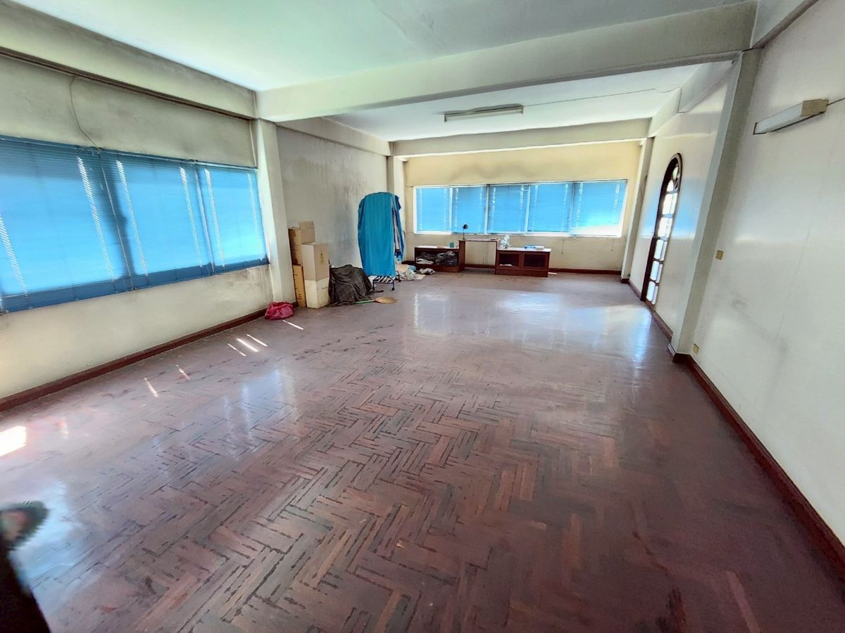 For SaleShop HousePinklao, Charansanitwong : For sale: 4-storey commercial building with vacant land, on Phra Borom Road, size 278 sq.w., with a building on 106 sq.w. of land, vacant land with no buildings, 172 sq.w.
