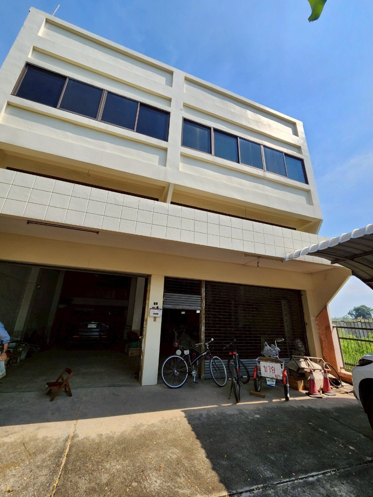 For SaleShop HousePinklao, Charansanitwong : For sale: 4-storey commercial building with vacant land, on Phra Borom Road, size 278 sq.w., with a building on 106 sq.w. of land, vacant land with no buildings, 172 sq.w.