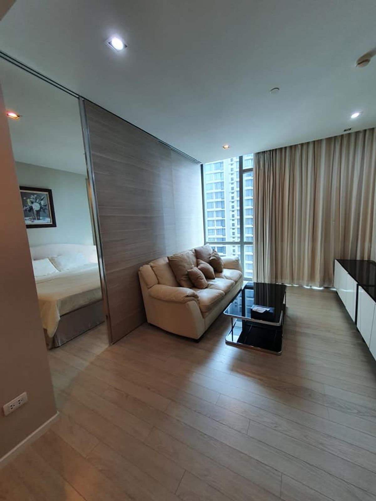 For RentCondoSukhumvit, Asoke, Thonglor : Condo for rent, The Room Sukhumvit 21 [The Room Sukhumvit 21] Beautiful room, good price, convenient to travel, complete furniture. Ready to move in immediately Can make an appointment to see the room