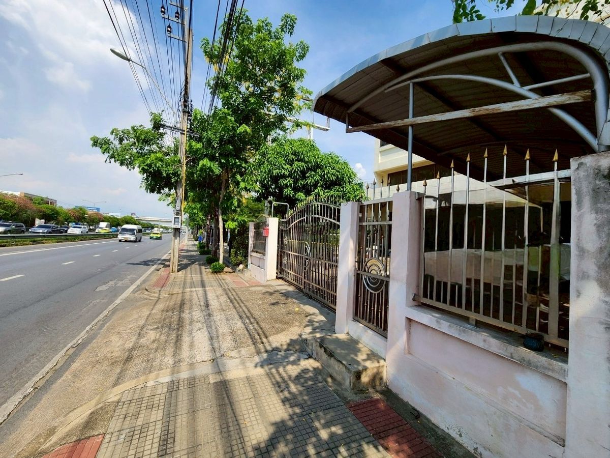 For SaleShop HousePinklao, Charansanitwong : For sale: 4-storey commercial building with vacant land, on Phra Borom Road, size 278 sq.w., with a building on 106 sq.w. of land, vacant land with no buildings, 172 sq.w.